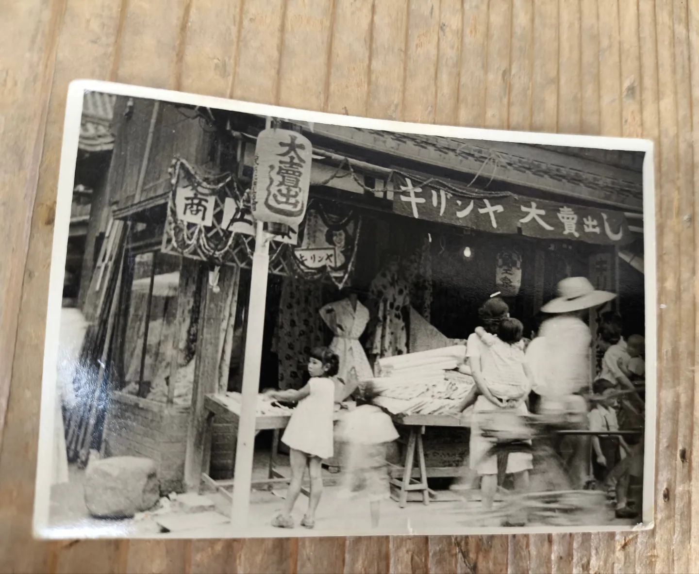 たまたましゃべったお店のおばちゃんが50年前の写真を見せてくれた。お店自体は100年くらいあるらしい。親切なおばちゃんでいろいろ教えていただいた。